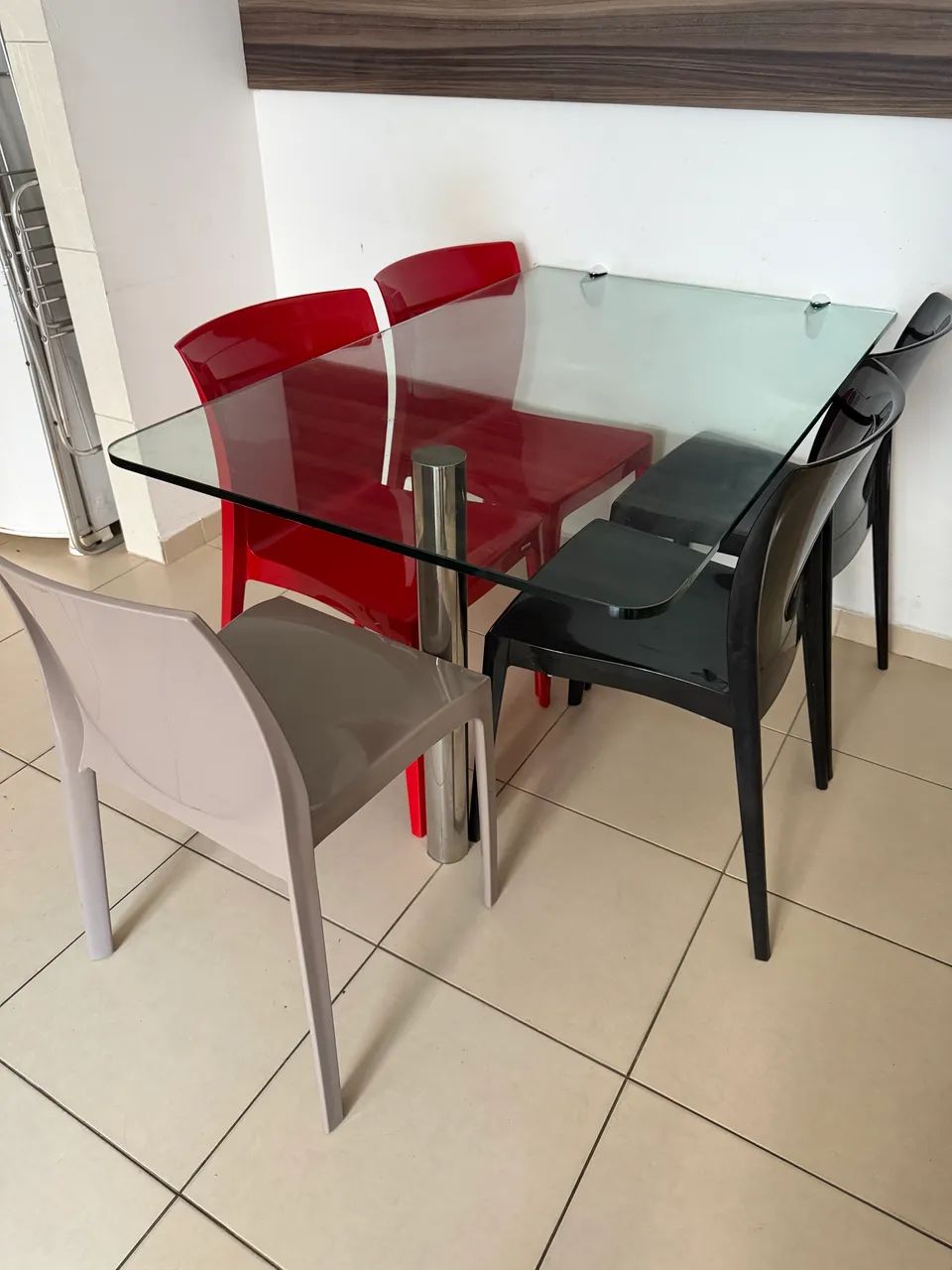 Mesa com 5 cadeiras 
