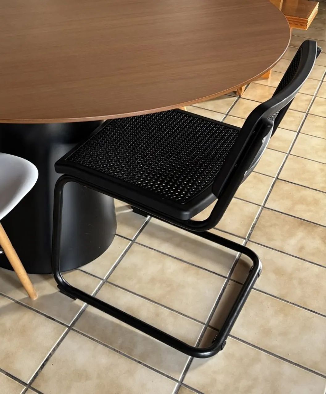 Cadeira cantilever preta estilo Cesca Thonet - assento telinha - Foto 2