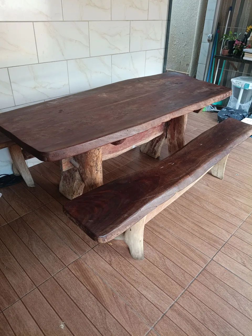 MESA DE MADEIRA COM BANCOS - Foto 2