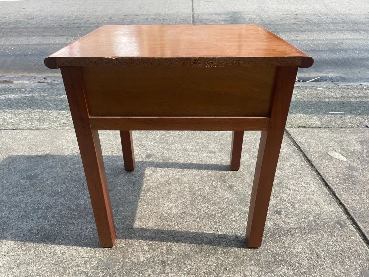 Mesa de cabeceira de madeira castanha - Foto 4