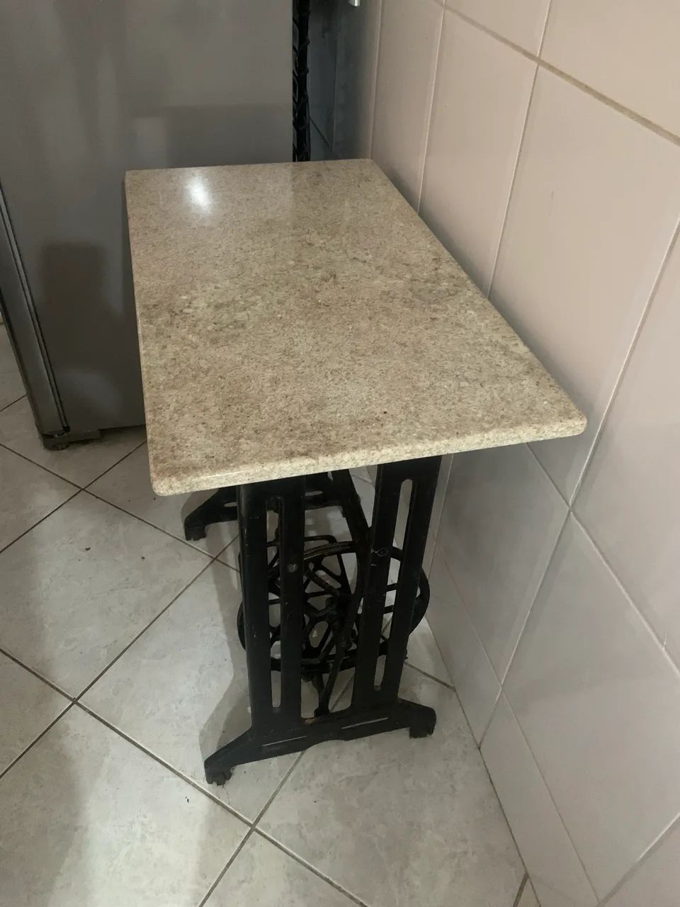 Mesa pe de máquina com tampo de mármore  - Foto 3