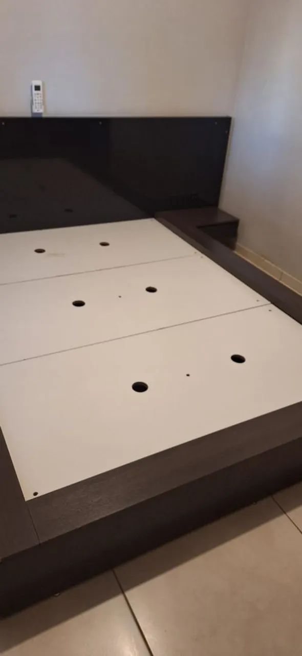 Cama de casal com cabeceira e mesinha de apoio com gaveta embutida  - Foto 5