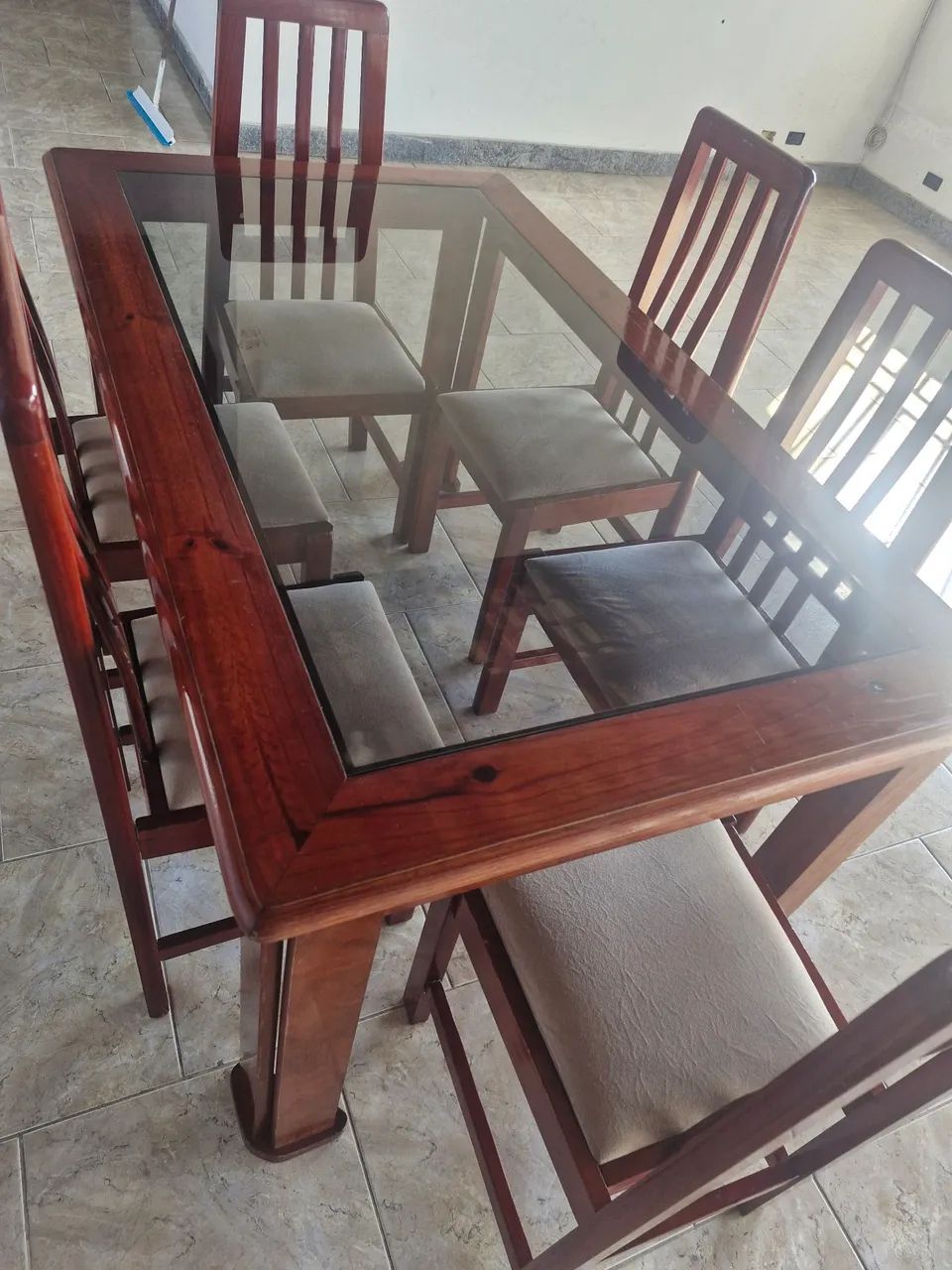 Mesa de Mogno e Vidro com 6 cadeiras  - Foto 2