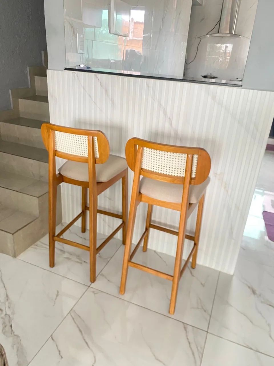 VENDE-SE  2 BANQUETAS  DE MADEIRA MACIÇA ( AINDA NA CAIXA). - Foto 2
