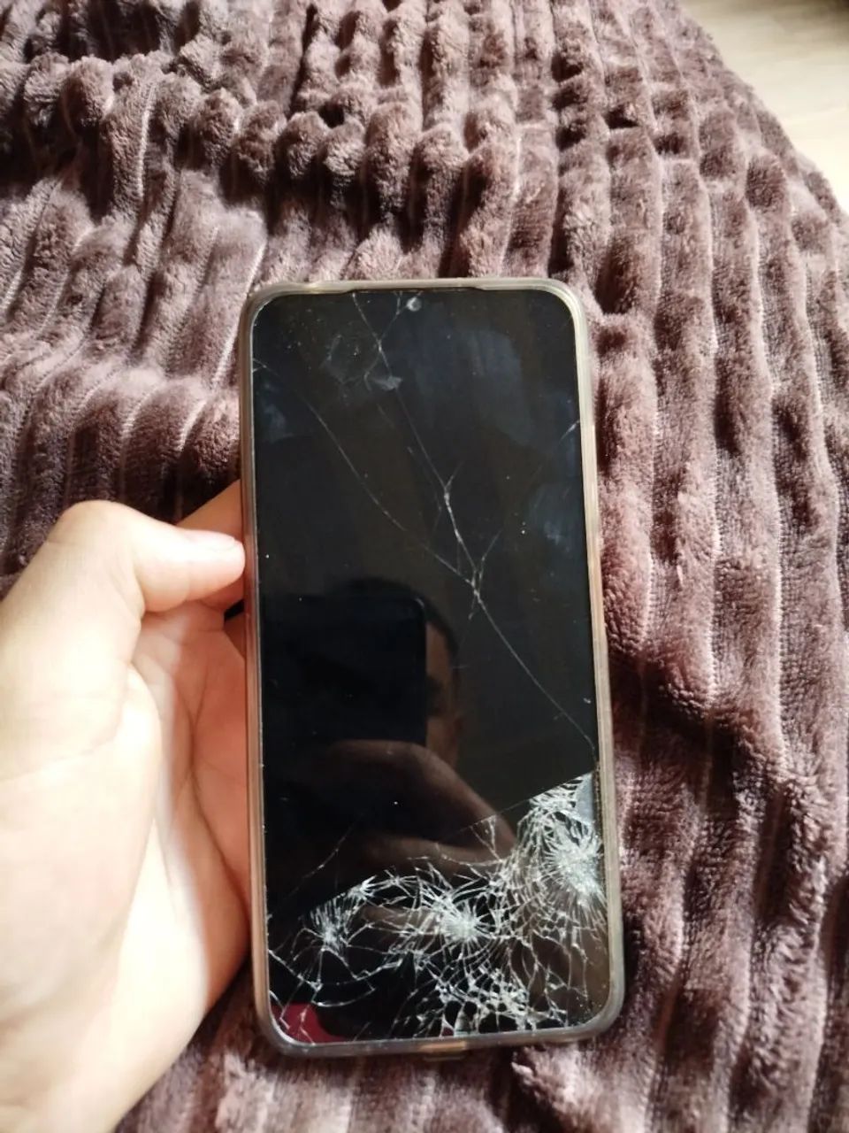 Celular semi-novo com a tela quebrada