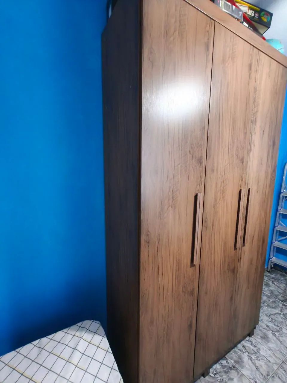 Guarda roupa solteiro 3 portas perfeito estado - Foto 3