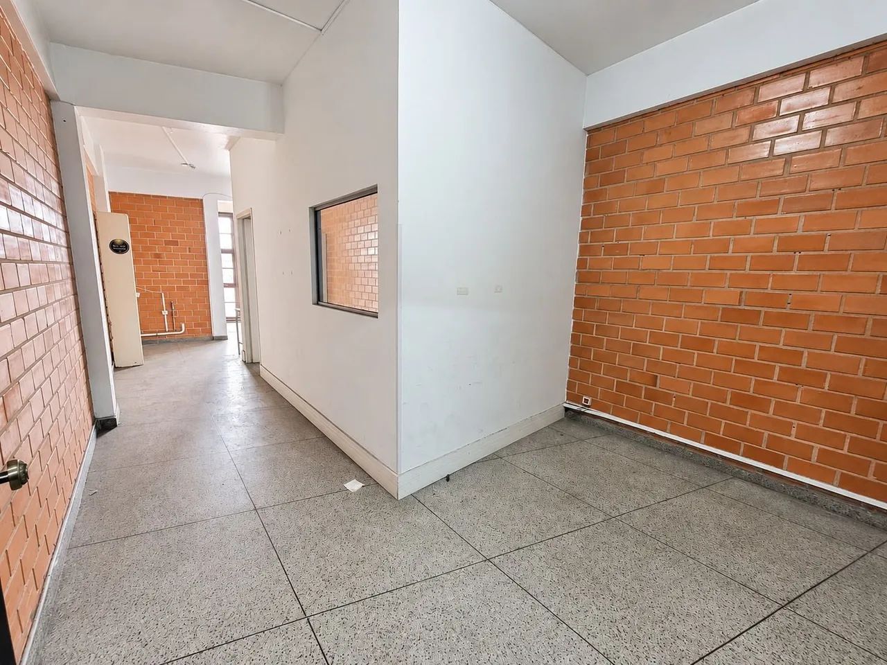 Sala Comercial com 50m²  Av. Cavalhada