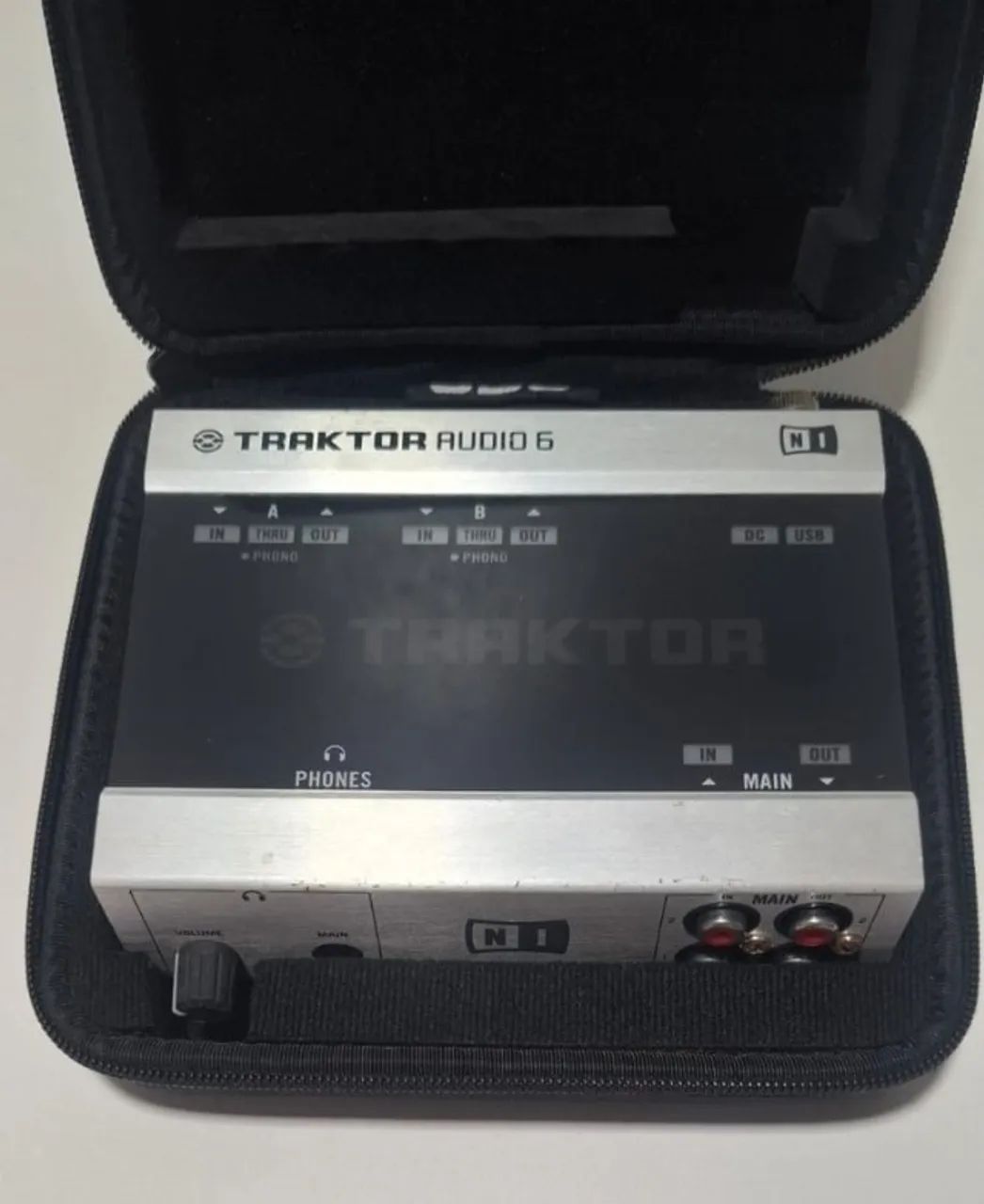 Native Instruments Traktor Audio 6 + Case UDG + Timecode Vinyl - Foto 2