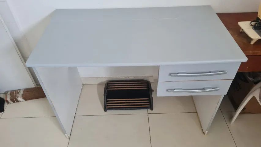 Escrivaninha com duas gavetas