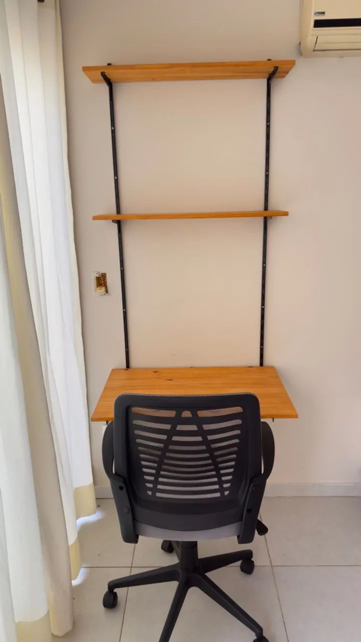 Vendo escrivaninha de madeira retrátil  - Foto 2