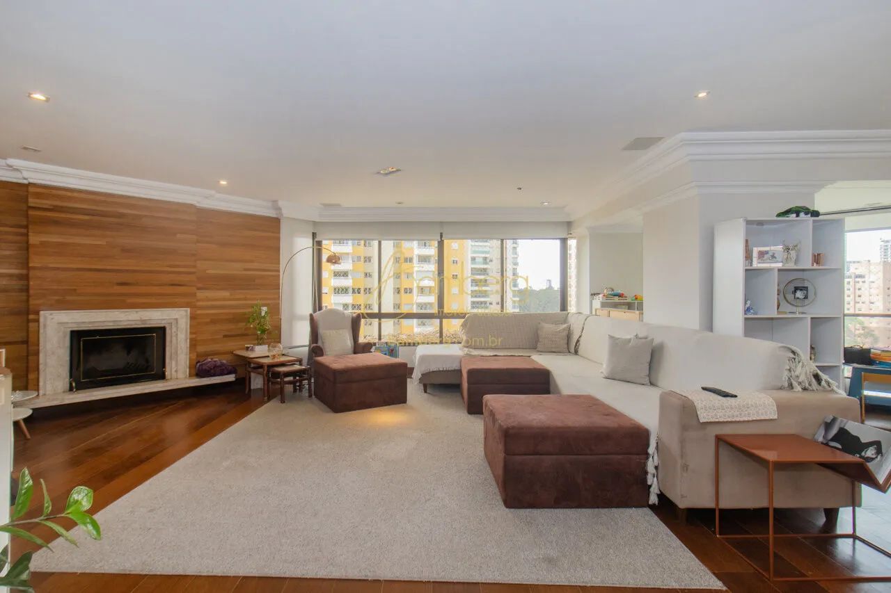 Este espaçoso apartamento oferece uma experiência de vida sofisticada e confortável. - Foto 5