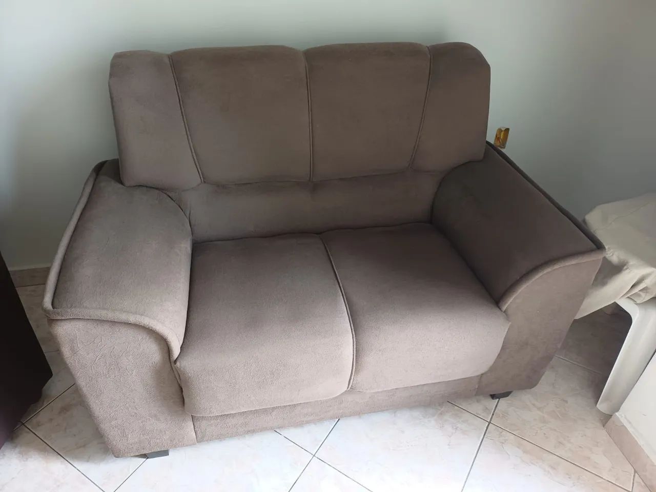 Vendo Sofá de 2 lugares. 100% conservado, pouco tempo de comprado, novíssimo.  - Foto 5