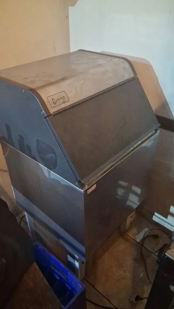 Máquina de gelo em cubos