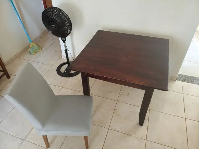 Mesa  de jantar em madeira maciça e cadeiras novíssimas com estofamento total e em madeira - Foto 2