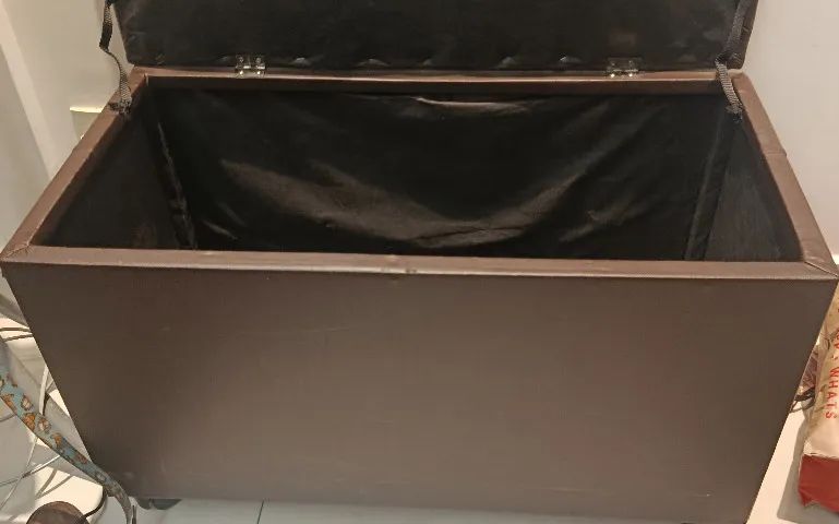 BAÚ MARROM ESTOFADO - PRÁTICO, ESPAÇOSO E BEM CONSERVADO - Foto 5