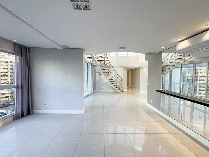Cobertura Exclusiva com 4 Dormitórios e Infraestrutura Completa - Foto 3