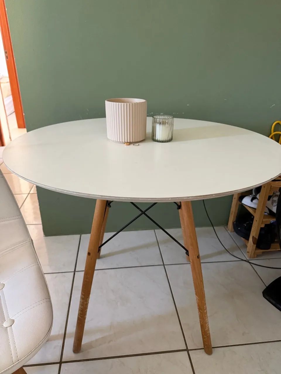 Mesa de jantar redonda + 2 cadeiras