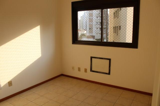 18317 - Apartamento com 3 dormitórios, sendo 1 suíte - 95 m²Centro - Foto 7