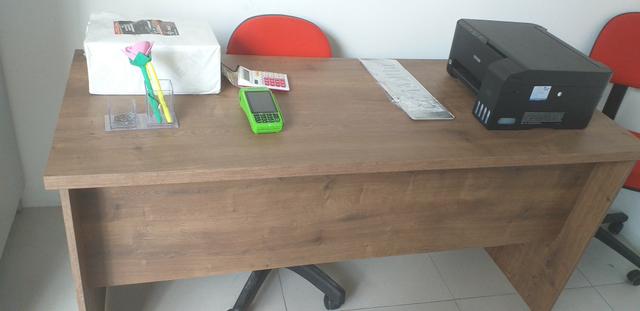 Vendo duas mesas pra loja ou escritório, duas cadeira giratória, uma impressora ,armario - Foto 6