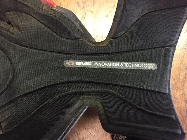 Joelheira EVS Axis Sport Articulada