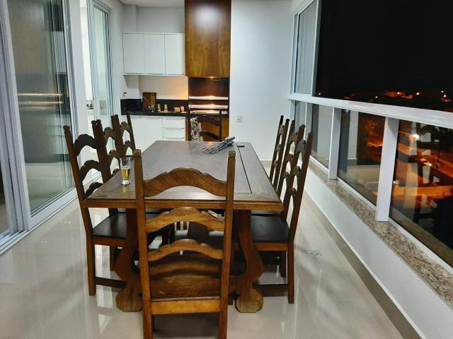Mesa de madeira maciça com 10 cadeiras