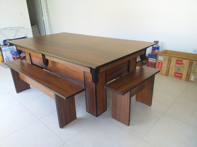 Mesa Charme Frete Grátis Cor Imbuia Tecido Vermelho Logo Internacional MBB3