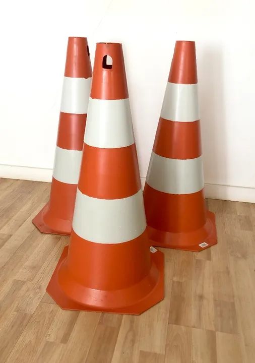 3 cones de sinalização trânsito novos - 75cm de altura