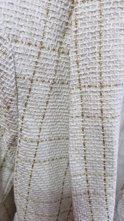 Blazer branco com detalhe quadriculado dourado - Foto 4