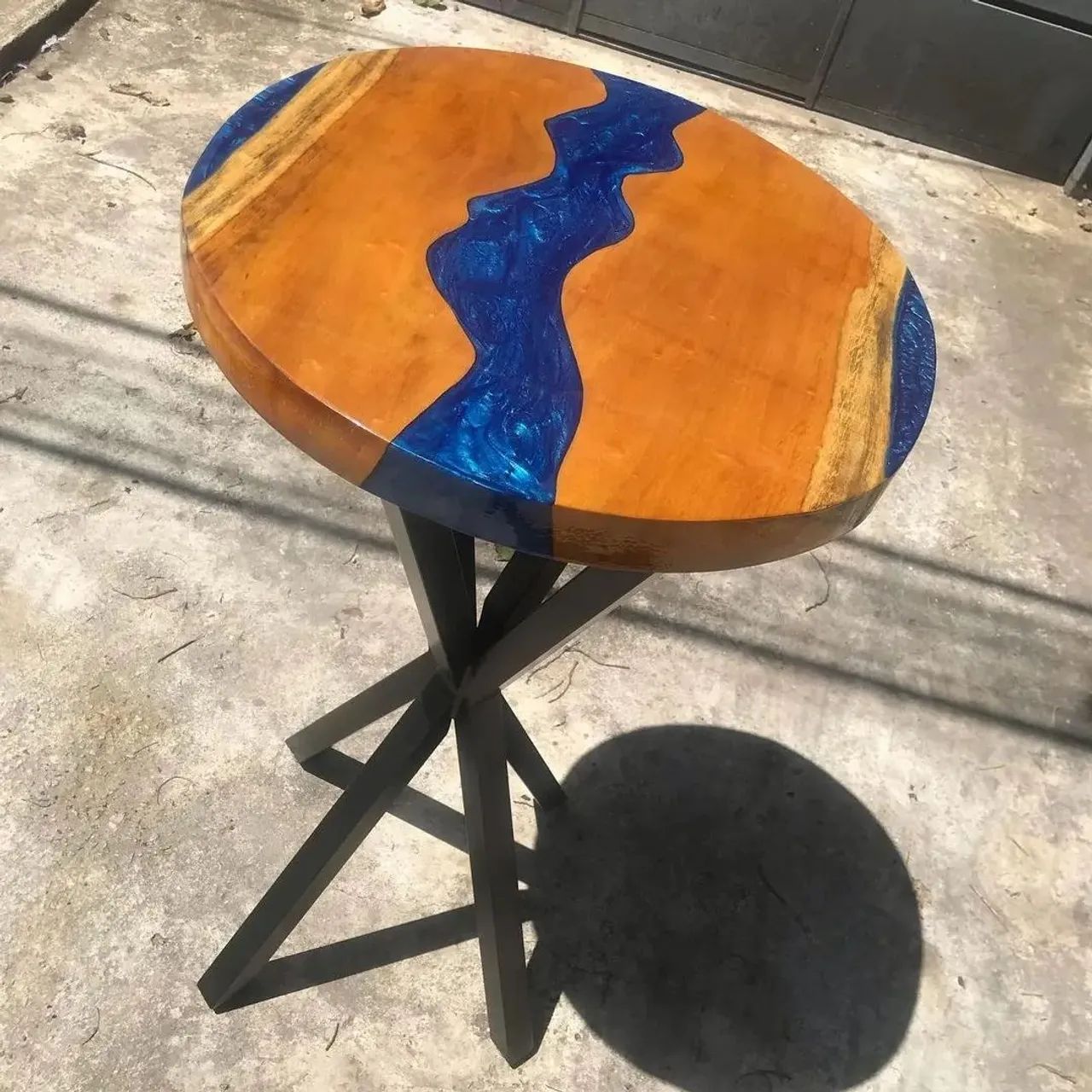 Mesa Bistrô em madeira e resina epoxi