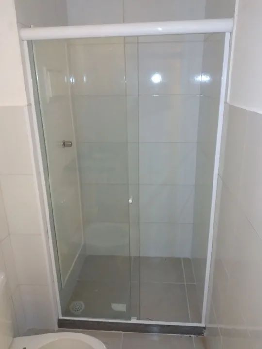 Box de vidro temperado incolor. 