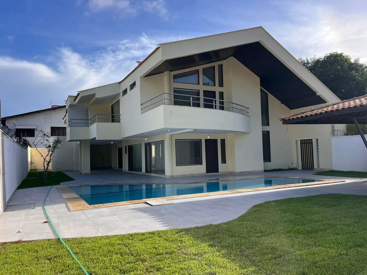 Casa luxuosa e moderna, Calhau, 4 suítes, varandão, área gourmet, ventilada, acesso fácil