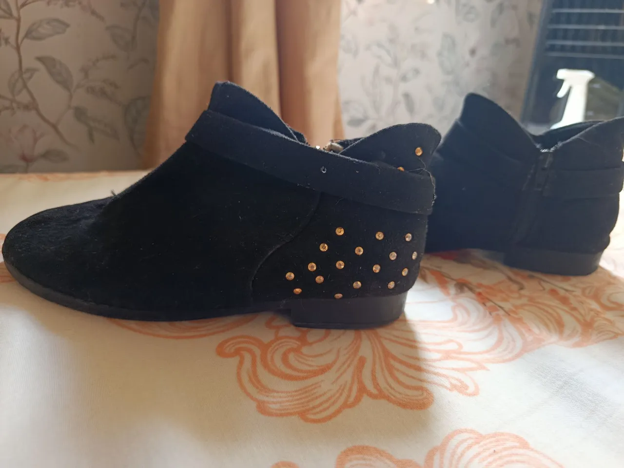Botas infantis pretas com detalhes dourados
