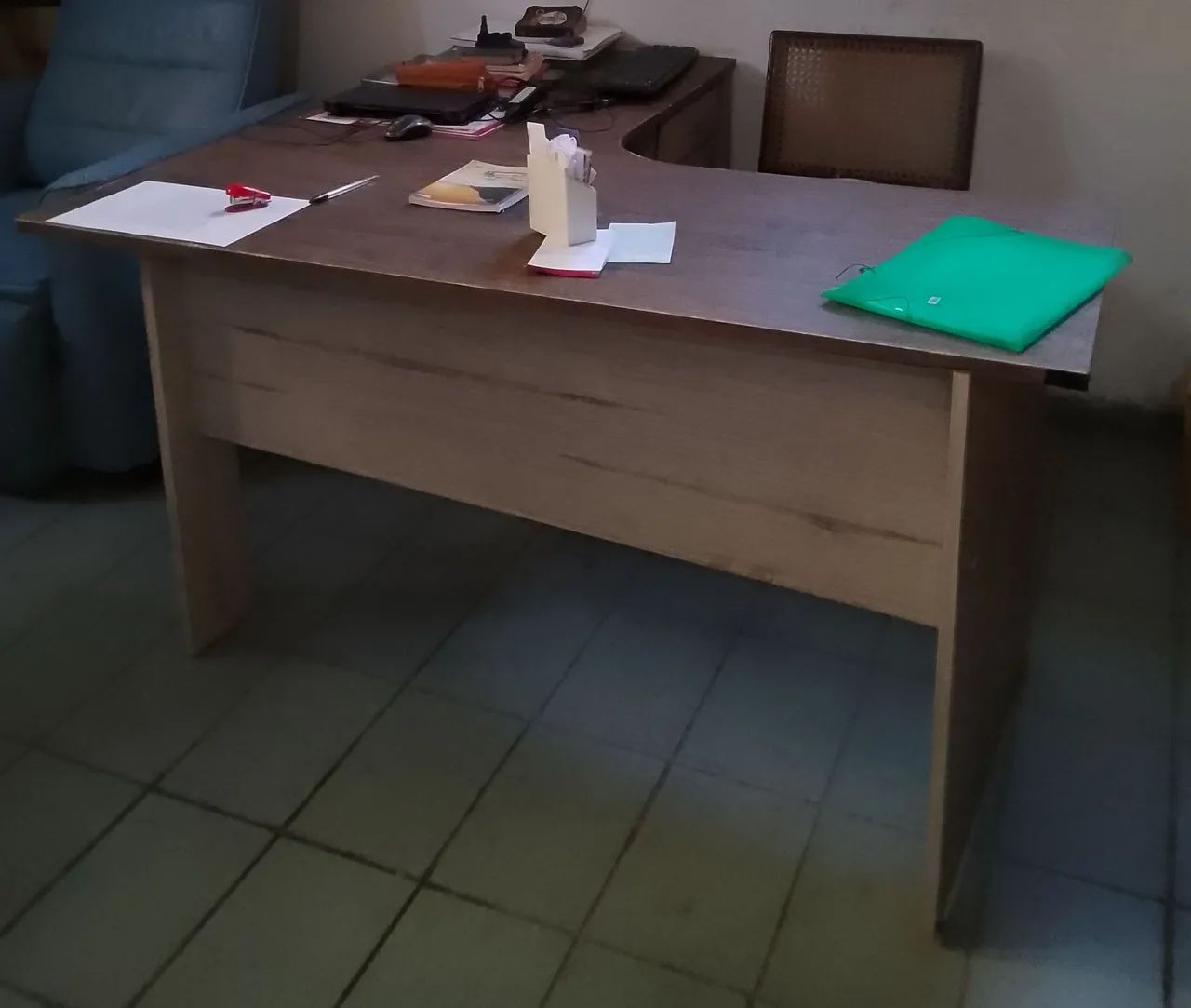 Escrivaninha de Canto em Madeira com 2 Gavetas - Foto 3