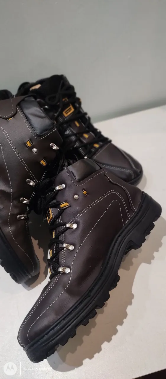 Botas coturno de Cor Marrom - Conforto e Estilo!