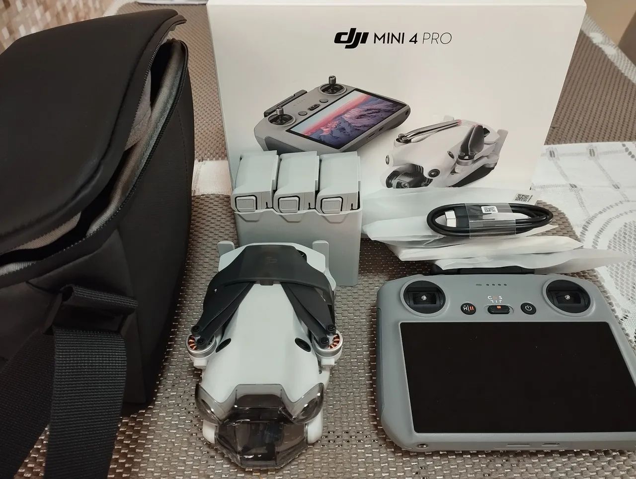DJI Mini 4 Pro + Fly More Combo + Controle RC 2