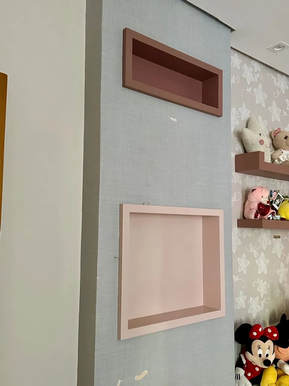 Nichos e prateleiras em tons rosa claro e rosa seco