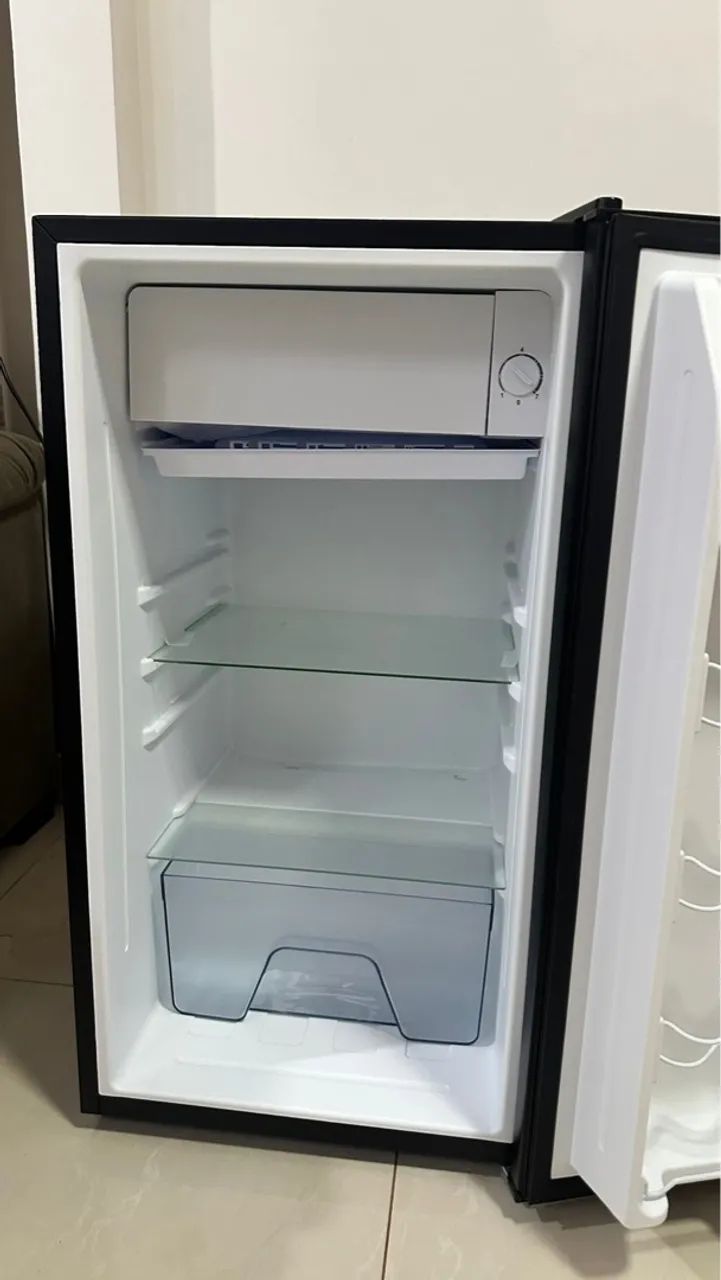 Vendo Frigobar EOS 93L - Como novo