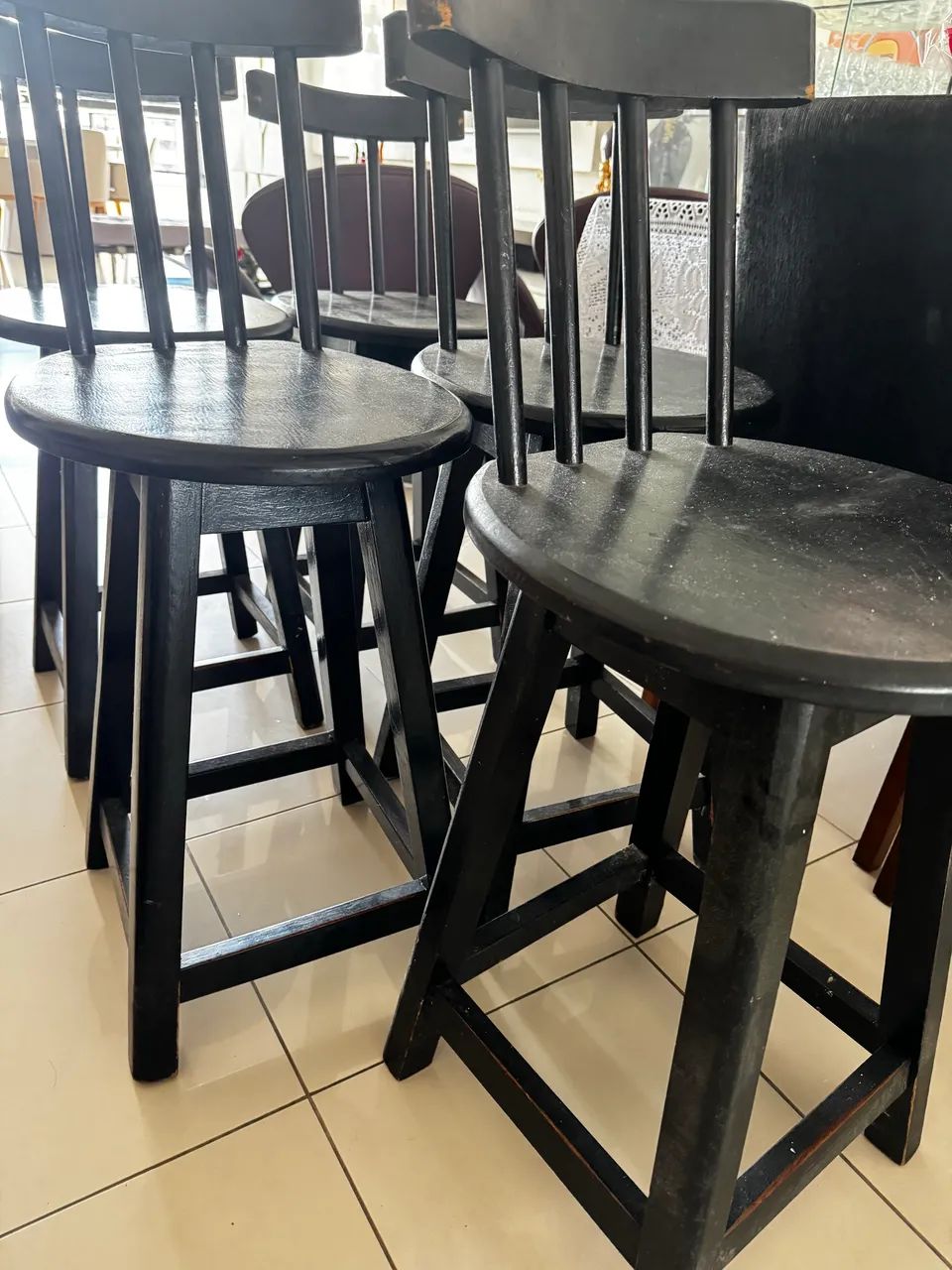 Vendo 5 Bancos alto de madeira maciça ( Banquetas )   - Foto 3
