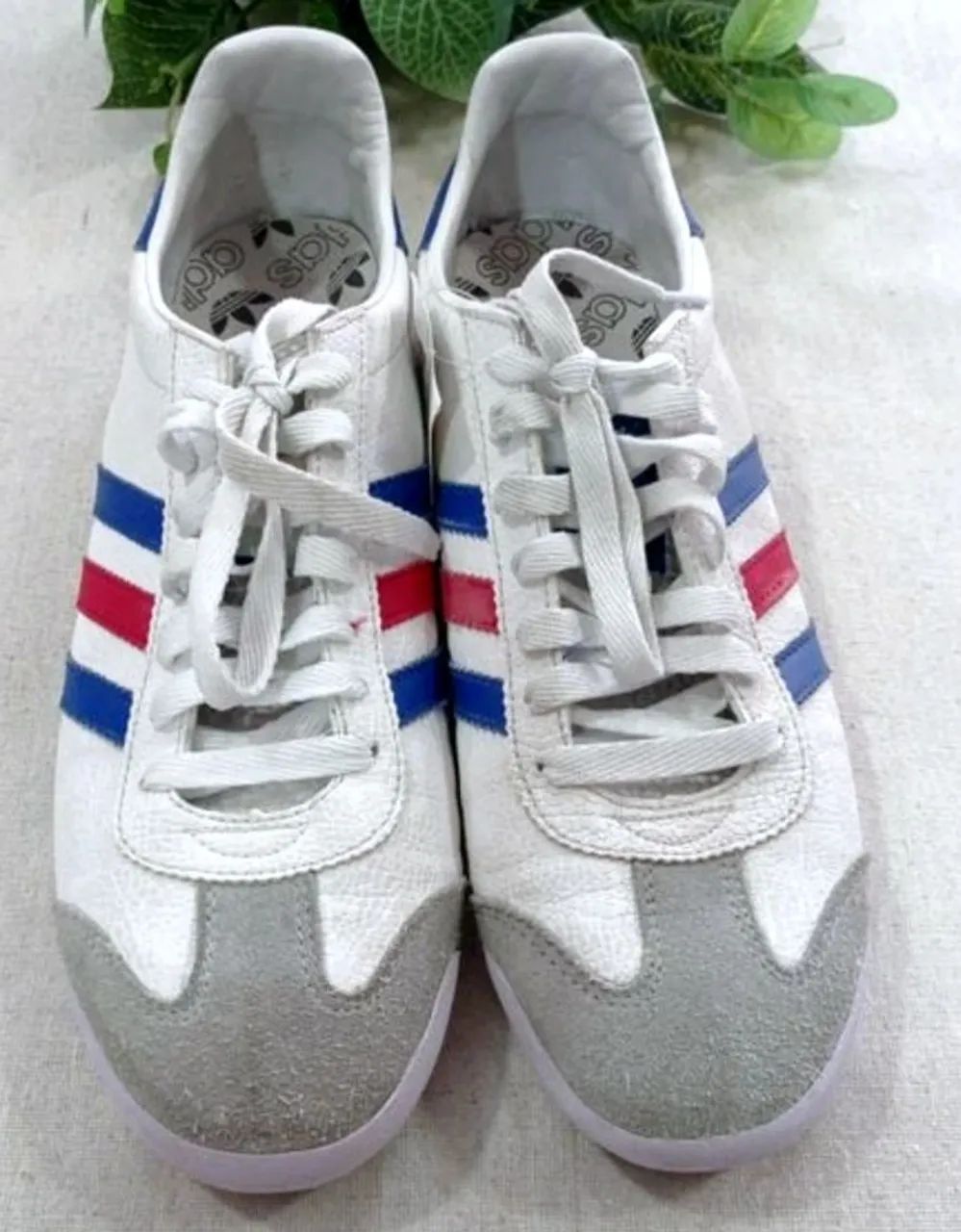 Tênis Adidas ROM branco com detalhes coloridos
