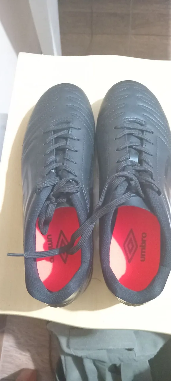 Chuteiras Umbro de Campo Preto