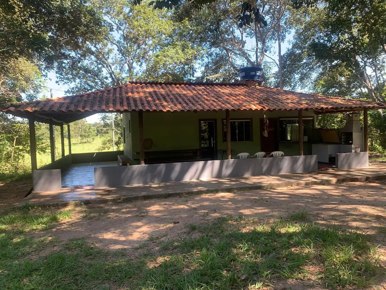 Rancho para pesca na beira do rio em tres marias