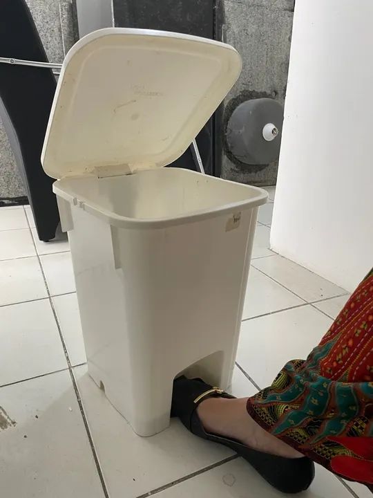 LIXEIRA PLÁSTICA BRANCA 