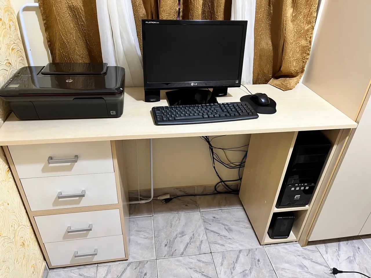 Vende-se uma escrivaninha completa!