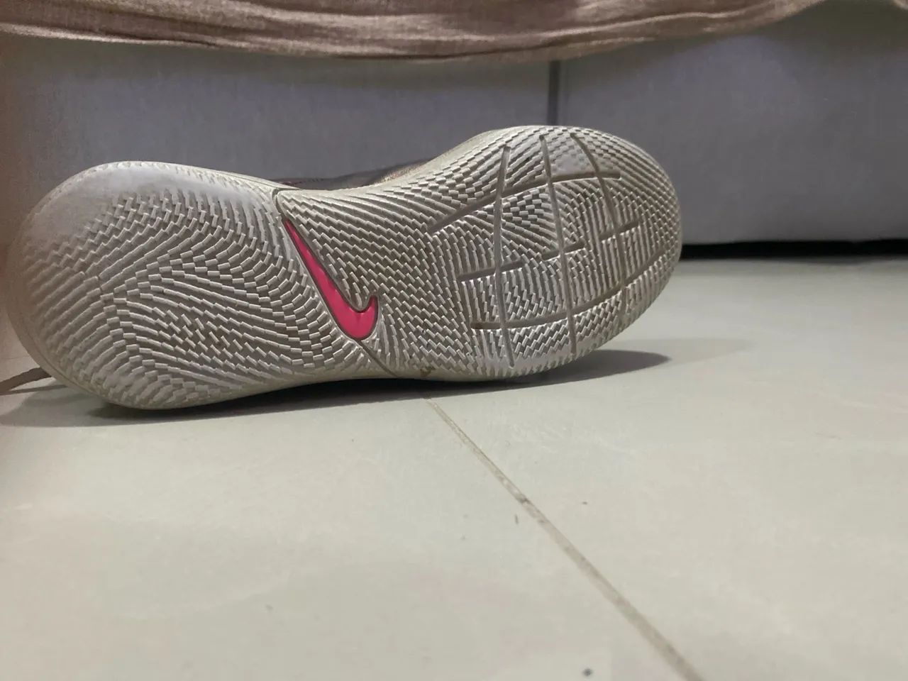 Chuteira de salão Nike Tiempo - Foto 4