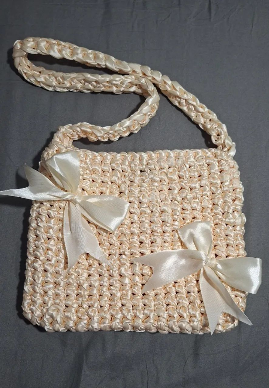 Bolsa de crochê em fita de cetim - Foto 2