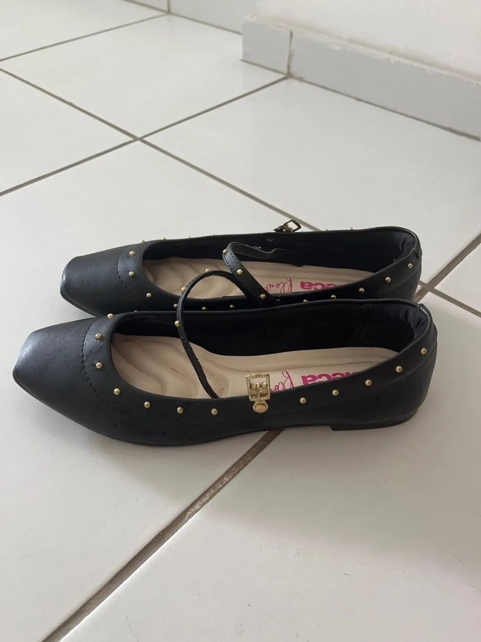Sapatilha Preta com Detalhes Dourados
