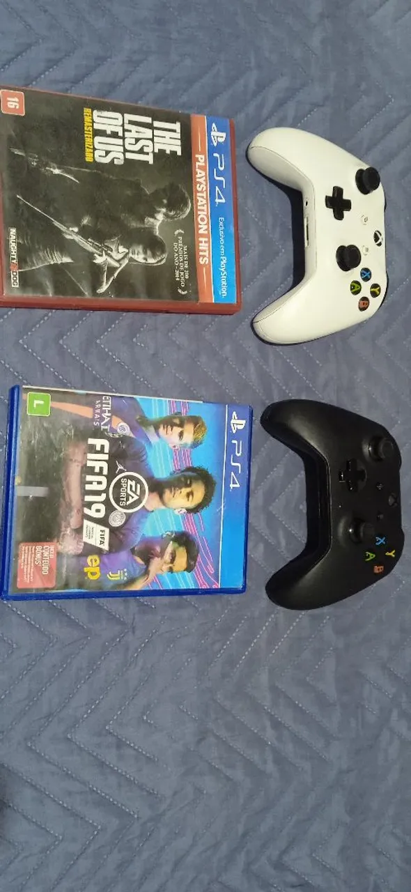 2 Controles de Xbox onde e Jogos de PS4 Last of Us Remasterizado e FIFA 19