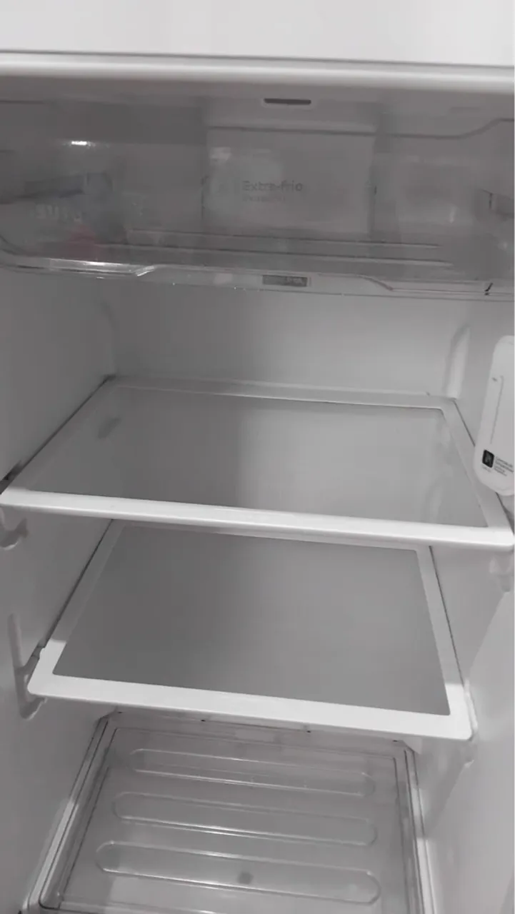 Geladeira com prateleiras espaçosas
