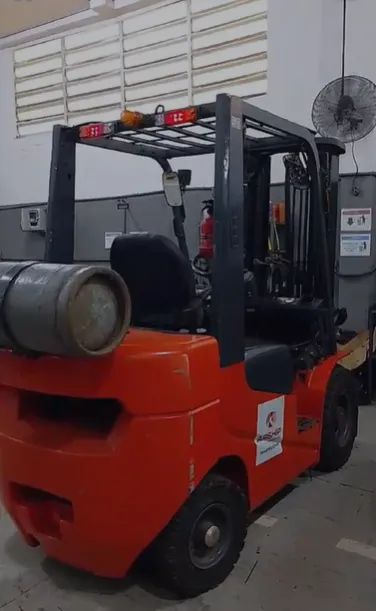 Empilhadeira TCM - 2,5 toneladas - GLP -   2006  - Foto 4