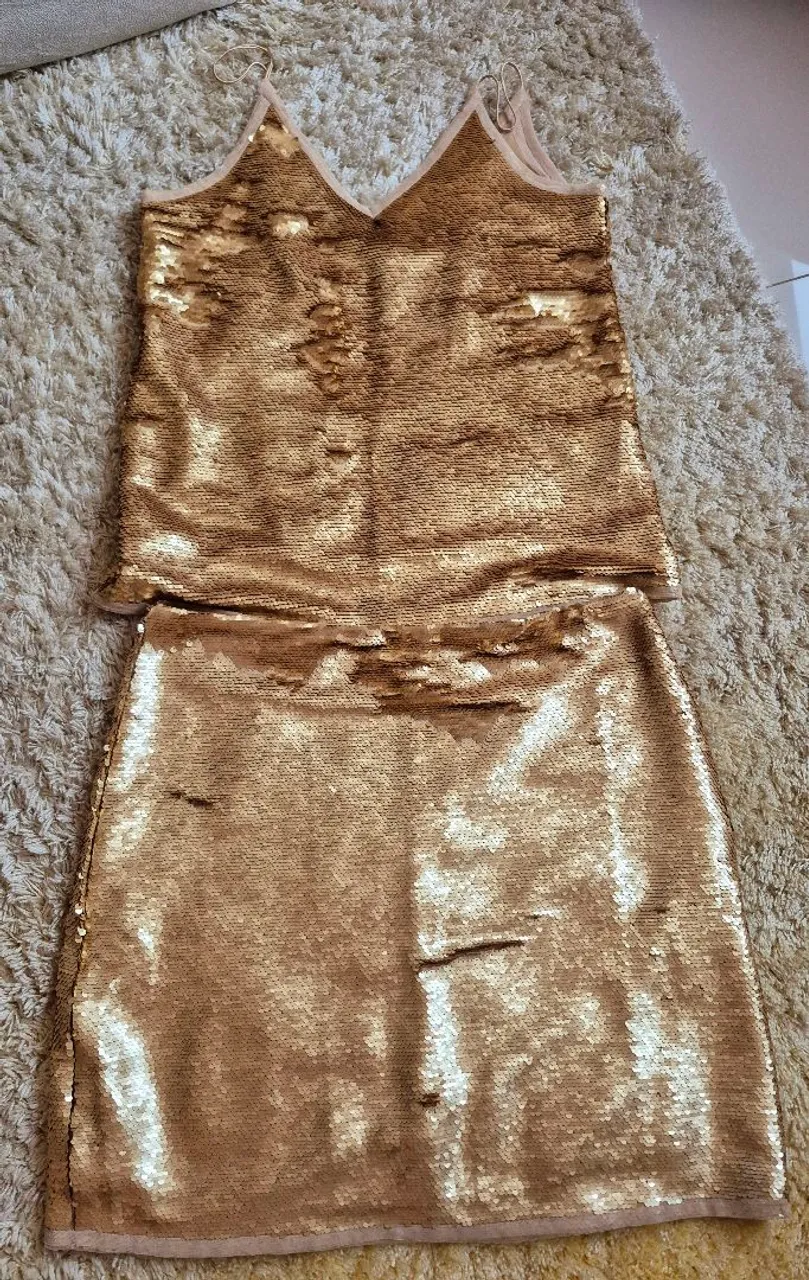 Conjunto de paetês dourados